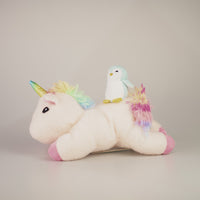 Peluche mini penpen azzurro su unicorno con cresta arcobaleno.