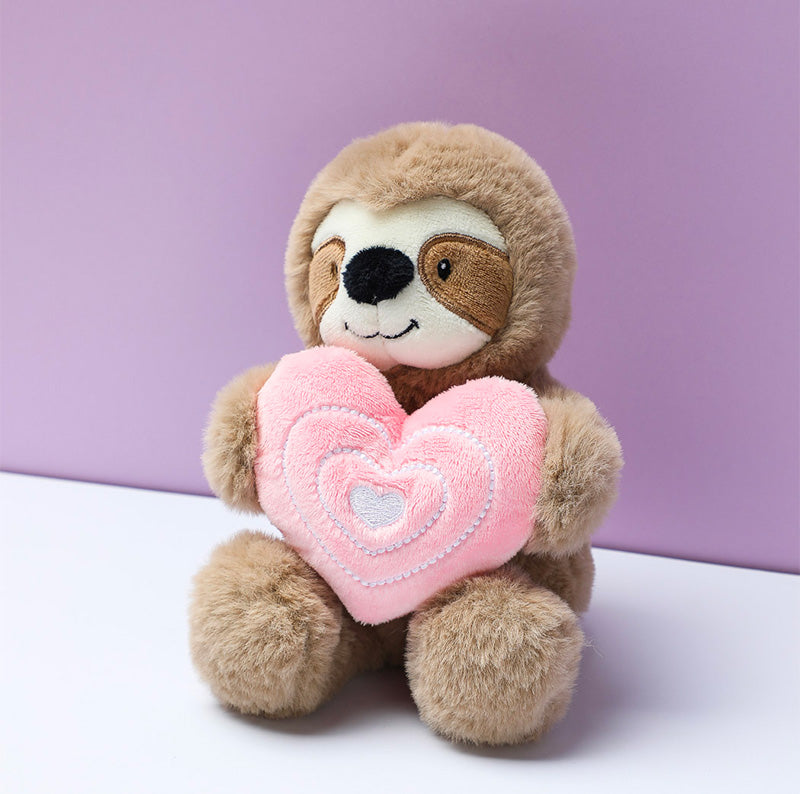 Peluche bradipo con cuore grande rosa tra le mani della collezione San Valentino.