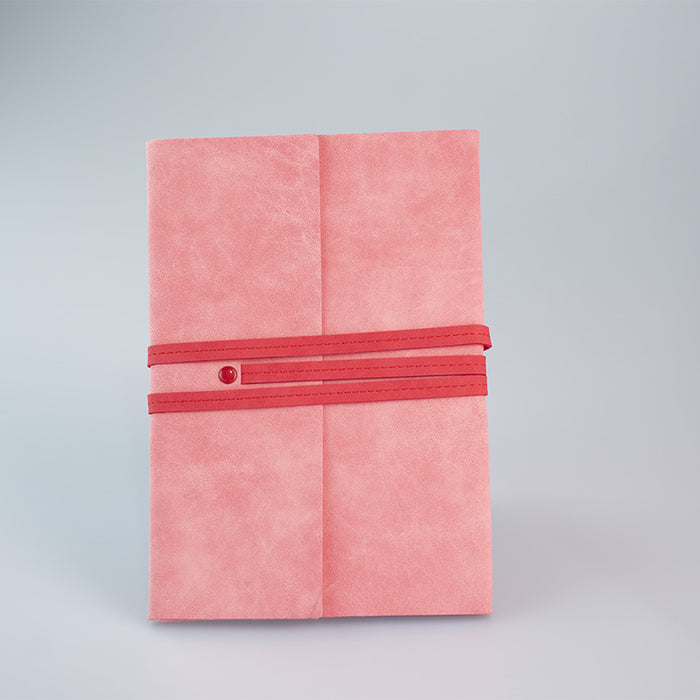 Quaderno A5 rosa con copertina morbida in similpelle e chiusura con laccetto rosso