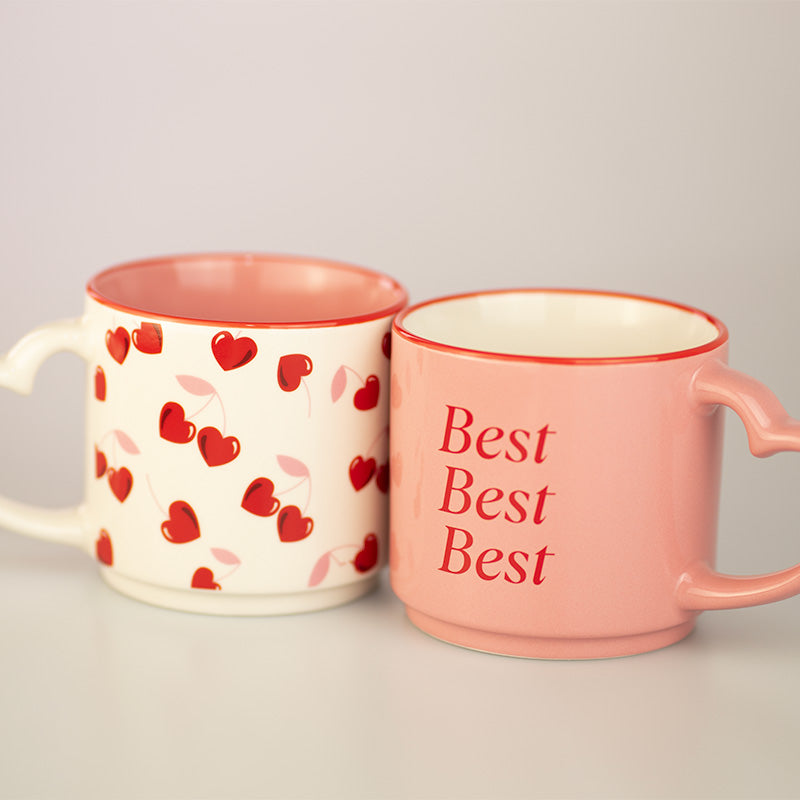 Tazze rosa e rosse con manico a forma di cuore per San Valentino
