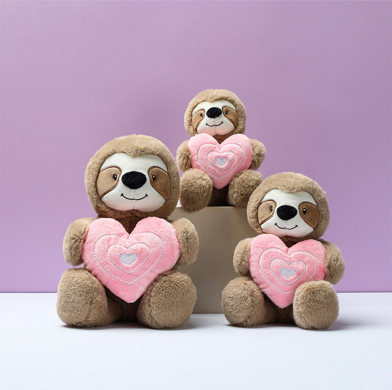 Peluche bradipo con cuore grande rosa tra le mani della collezione San Valentino.