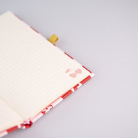 Notebook hardcover B6 fantasia a scacchi rosa e rosso, con penna rosa e dettagli oro