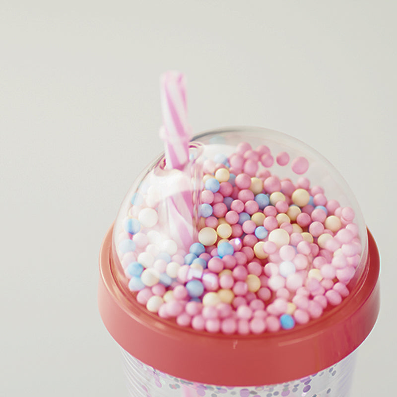 Borraccia rosa di Gigi con cannuccia e brillantini e palline colorate.