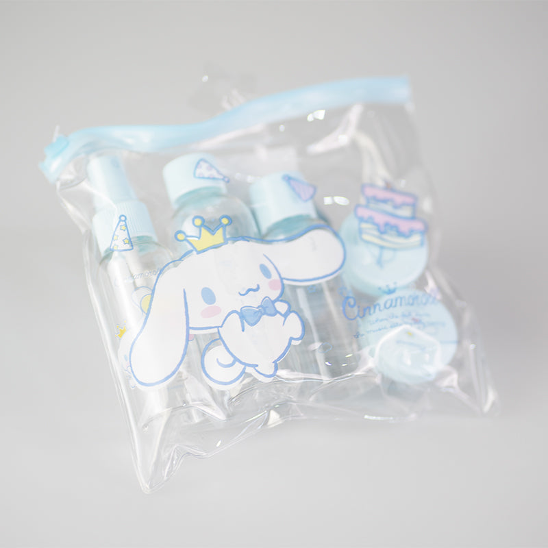 Travel Kit Sanrio 5 pz Kuromi Cinnamoroll Falconcino spray, dosatore e bottiglietta, oltre a due vasetti per creme.