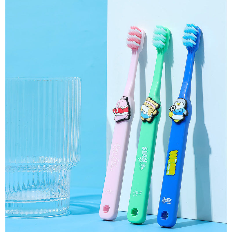 3 spazzolini colorati con personaggi