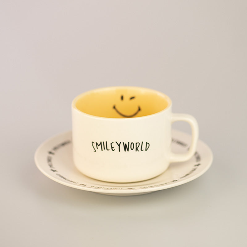 Tazza e sotto bicchiere bianco con interno giallo della collezione Smiley World