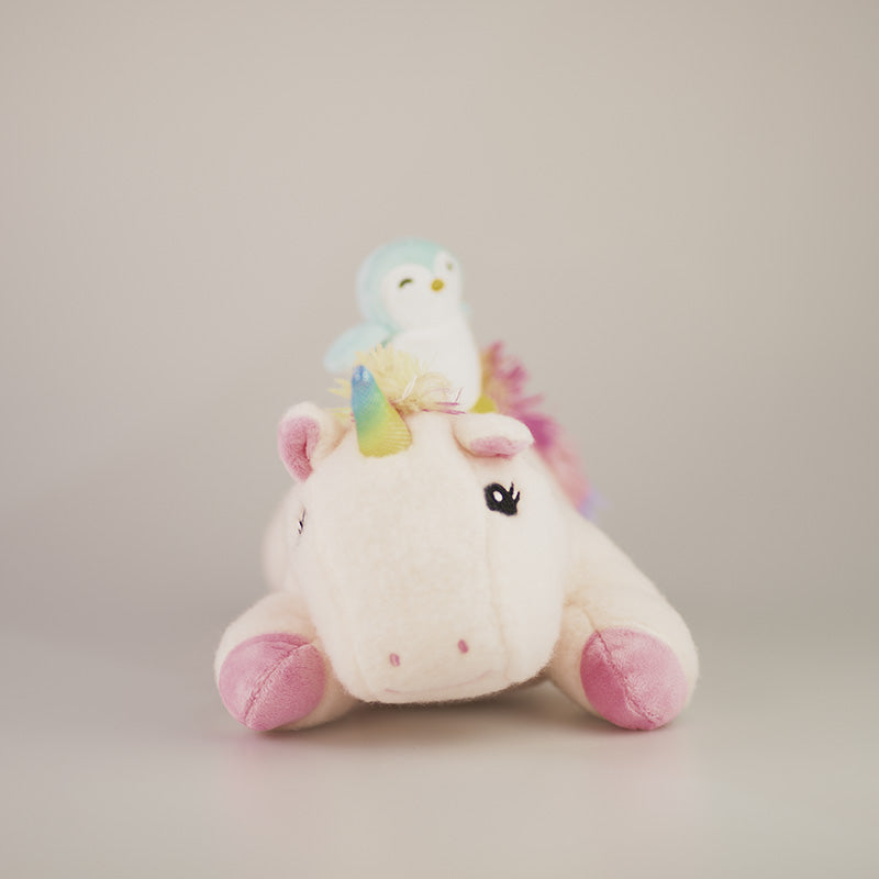 Peluche mini penpen azzurro su unicorno con cresta arcobaleno.