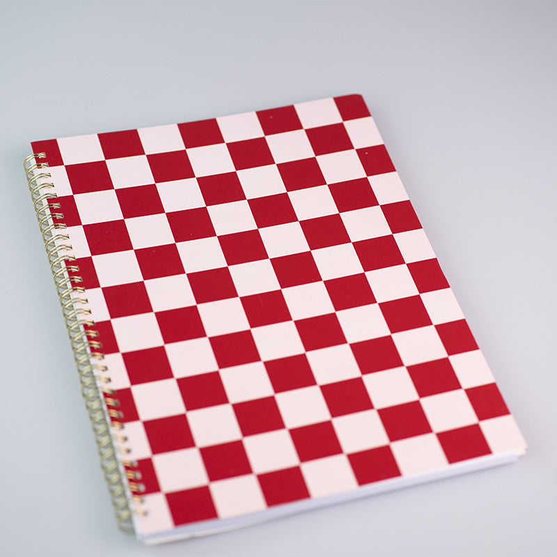 Notebook con spirale in A4 con 80 fogli fantasia scacchi rosa e rosso.